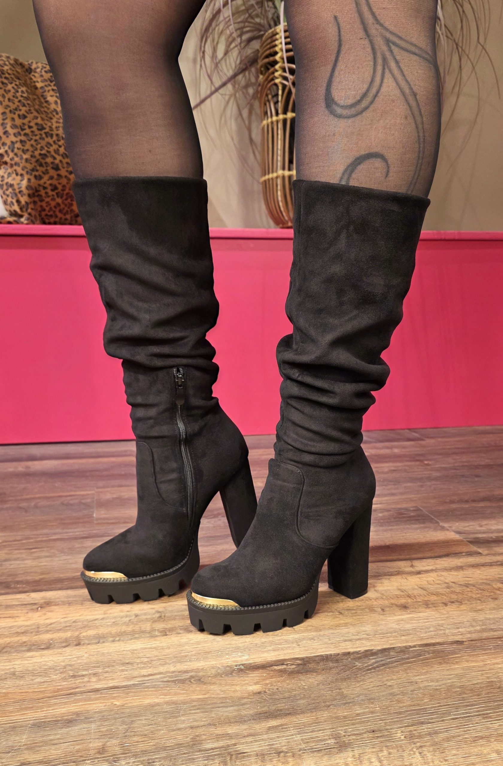 Laars party black/gold