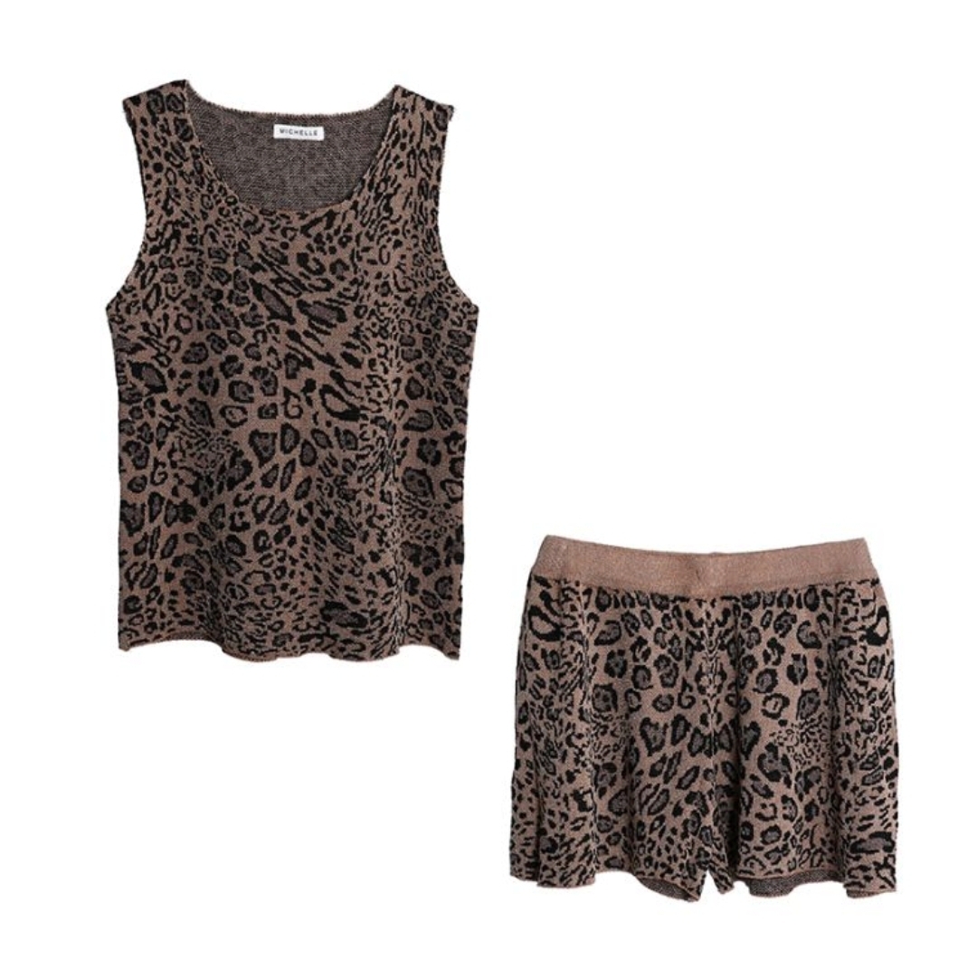Two piece leopard bruin